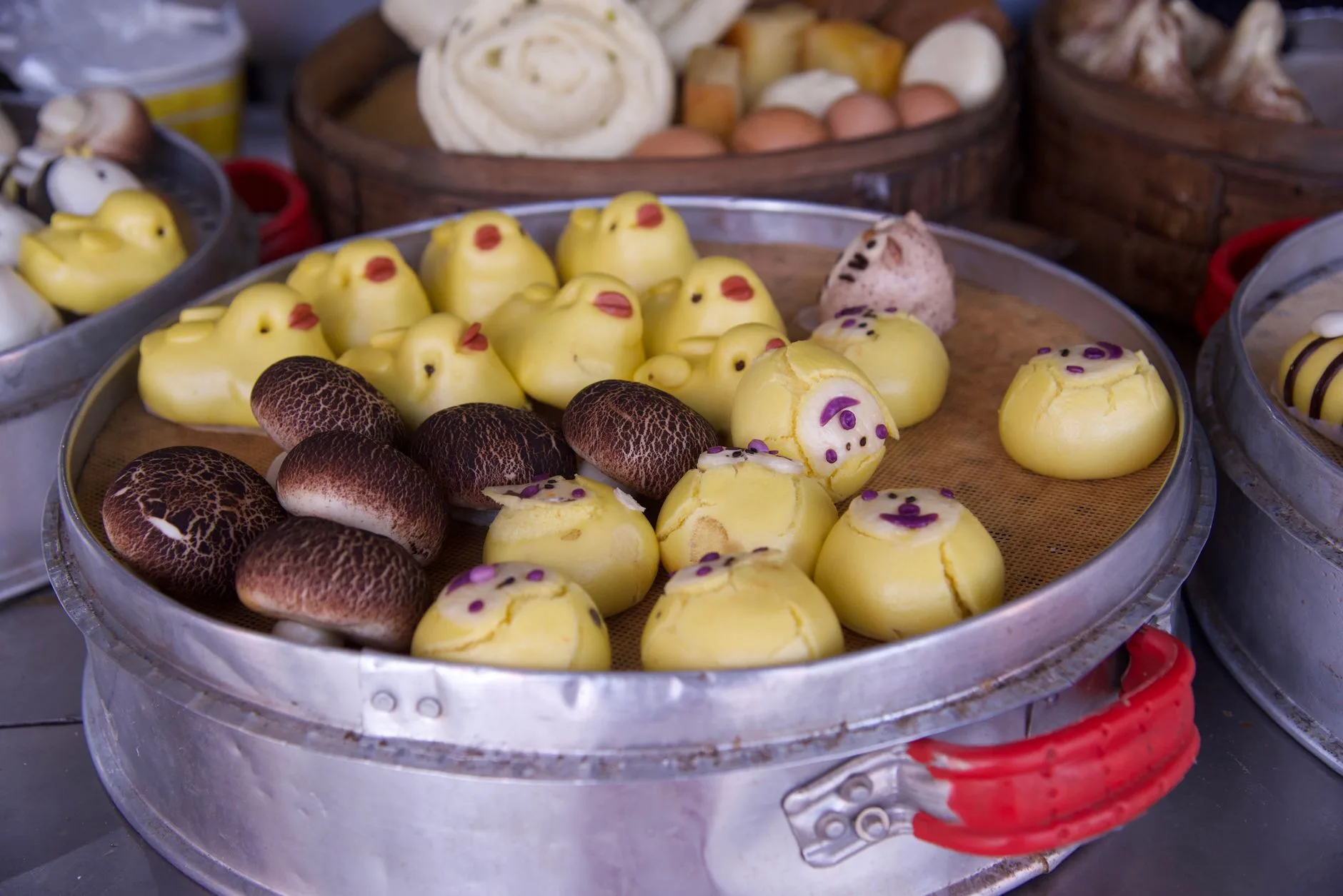 Dim sum et champignons dans un panier vapeur en métal